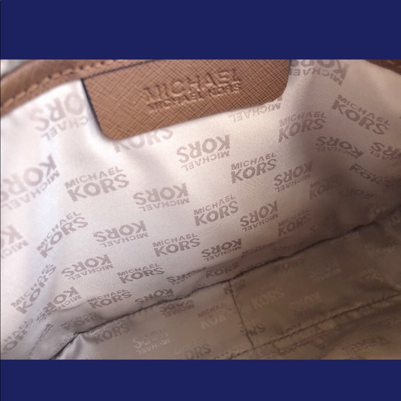 SALE‼️ 👜💕-NWT Michael Kors Large Crossbody - Picture 5 of 5